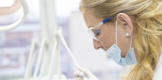 Zabiegi stomatologii estetycznej – piaskowanie zębów piaskowanie zębów