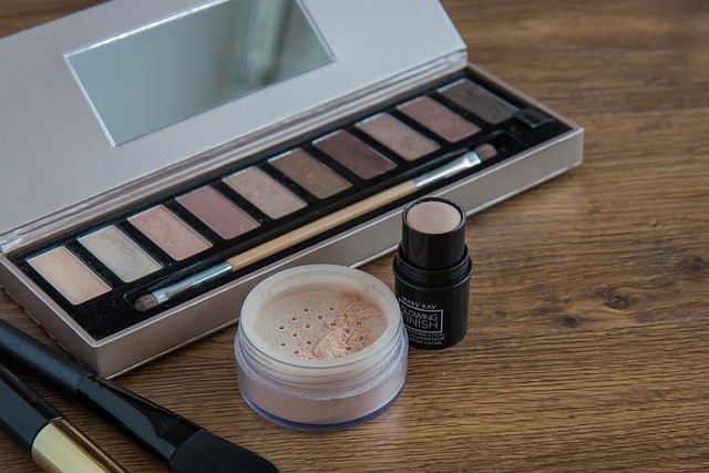 Czy korektor pod oczy nakłada się na podkład? Czy korektor pod oczy nakłada się na podkład?