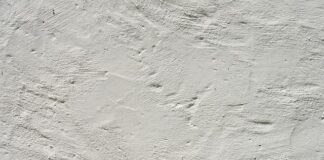 Jak się kąpać z nogą w gipsie?